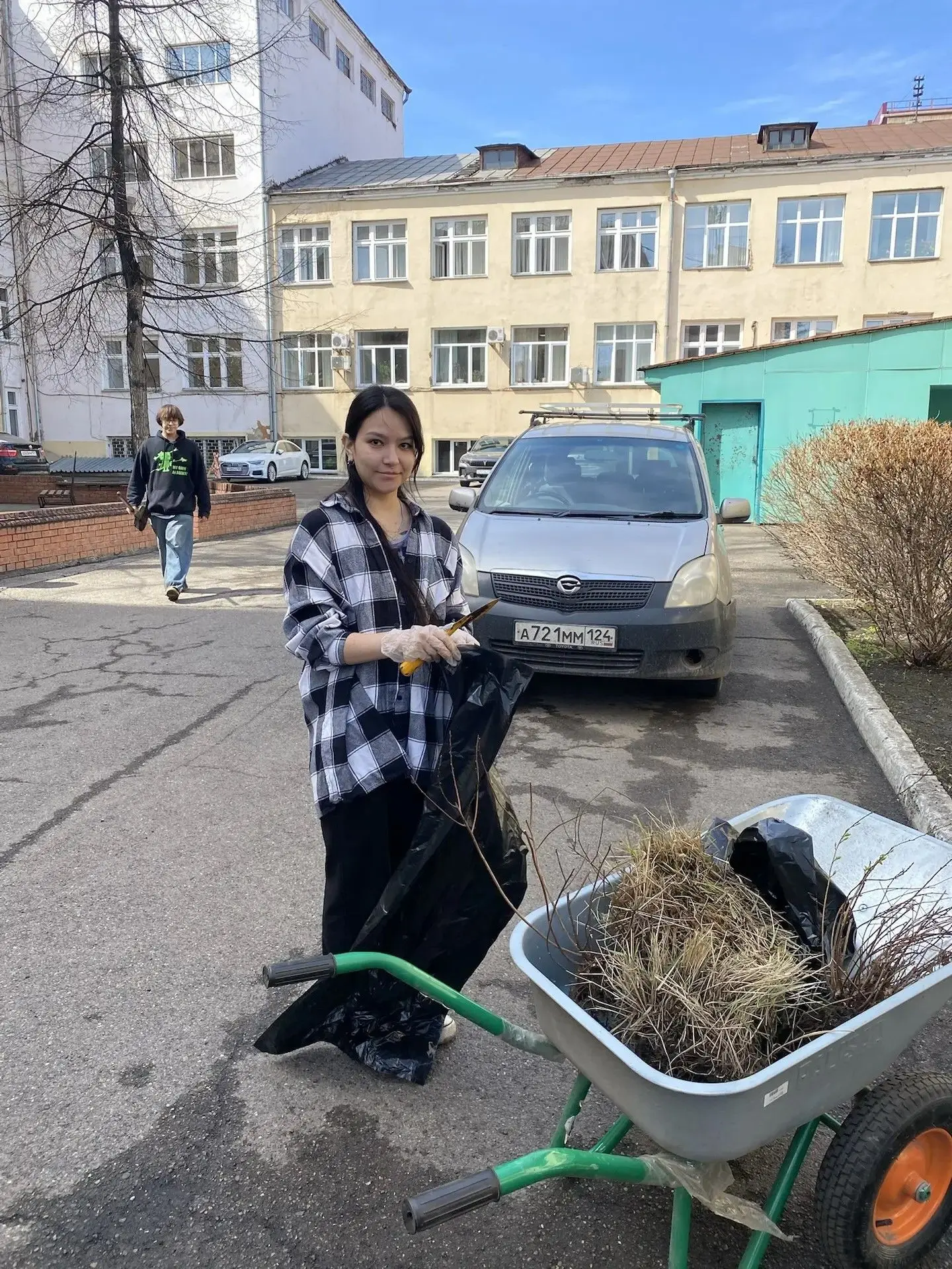 Субботник с профессиональным подходом  В преддверии 9 Мая студенты группы БЛС-23-01 (направление «Ла