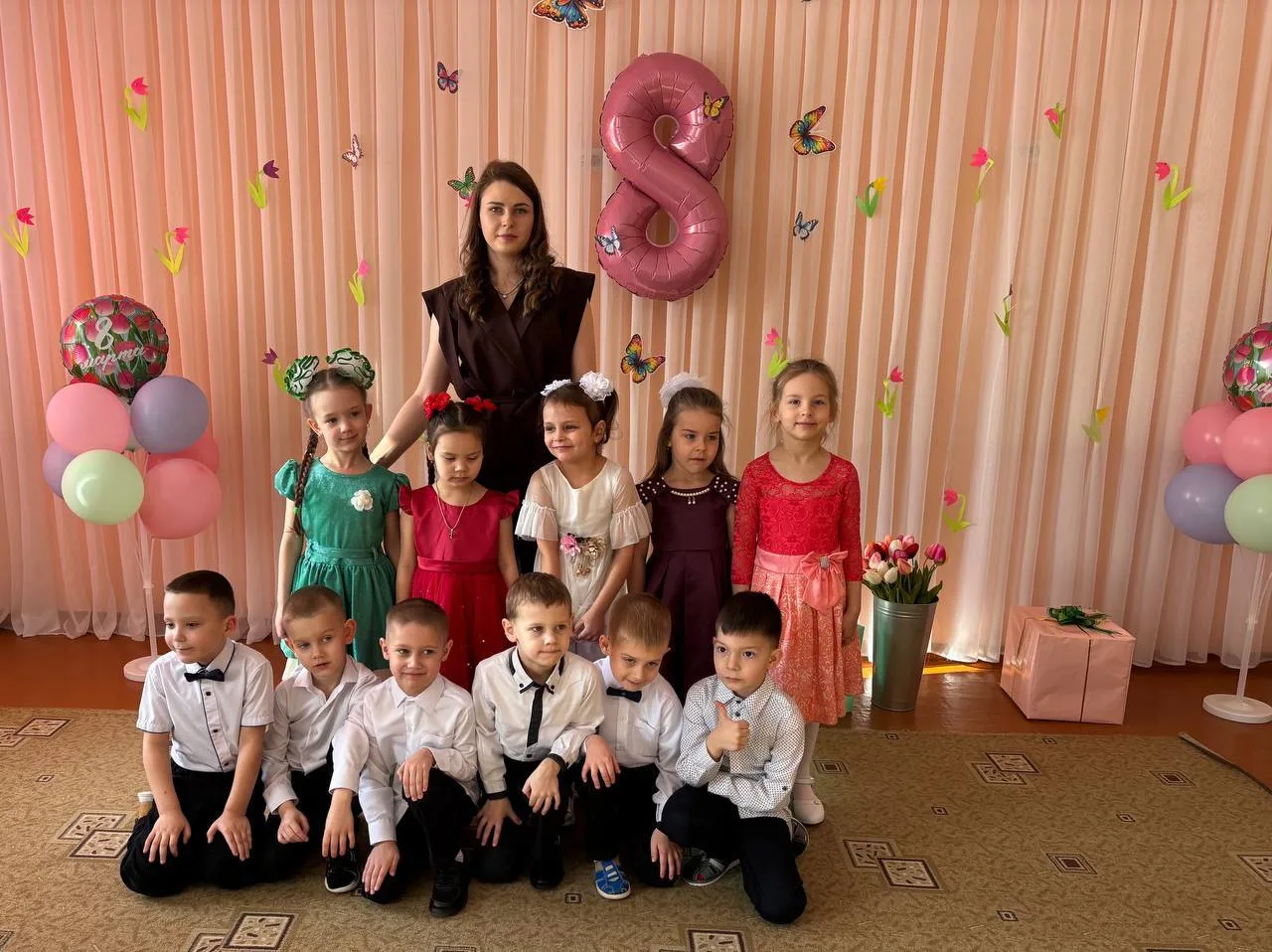 К ребятам старшей группы «Любознайки» на праздник посвященный Международному женскому д...