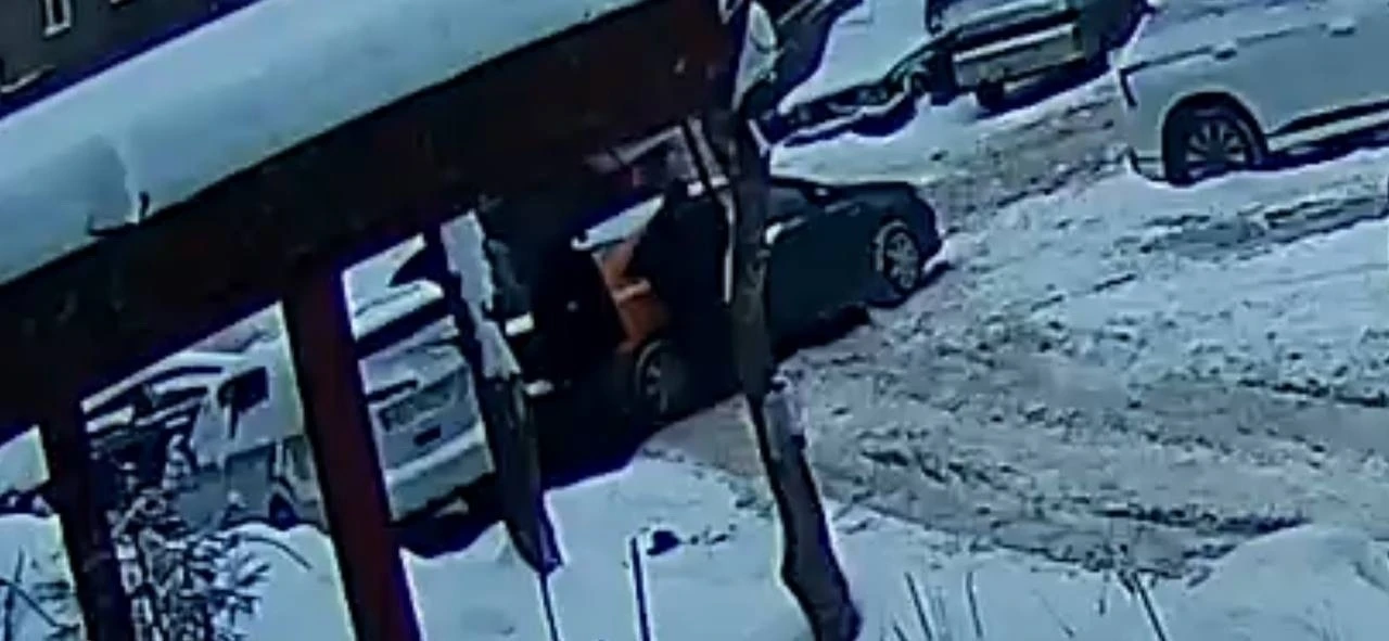 От подписчика:  "09.02.26 в 15.10 ударили машину во дворе и скрылись с места дтп, прошу выйти на свя