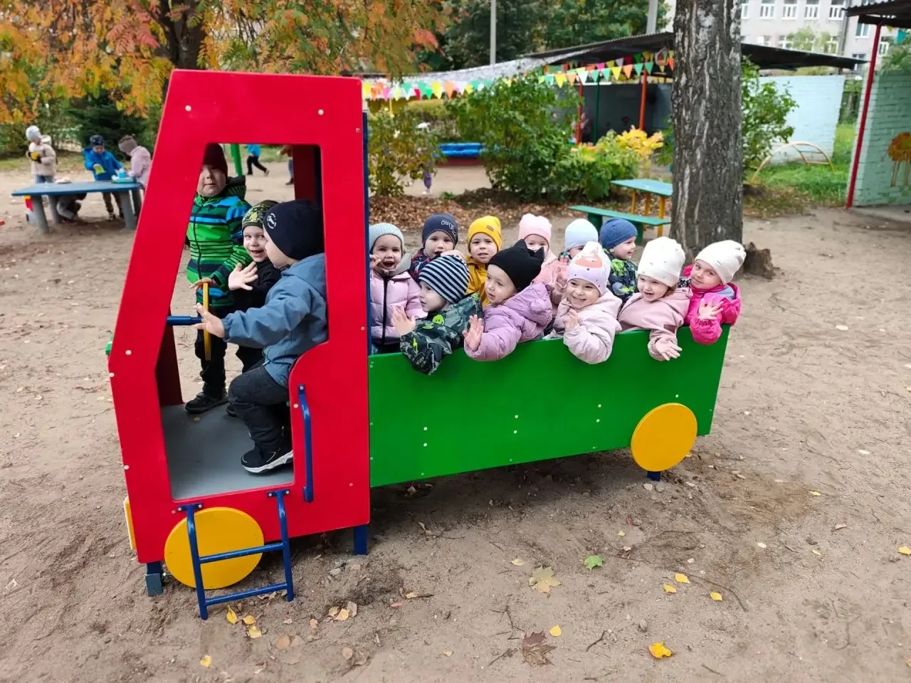 🍂 Осенняя прогулка группы «Солнышко»: радость в каждой минуте! 🍂