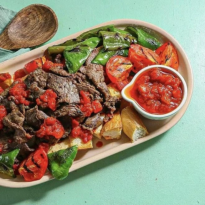 Турецкий Искендер кебаб — мясо на лепёшке с томатным соусом и йогуртом 🍖🇹🇷

Бурса гордится этим б