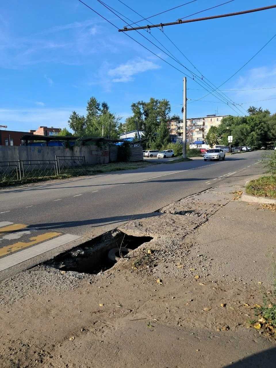 На улице Юности в Хабаровске провалилась плита у пешеходного перехода 🕳😱