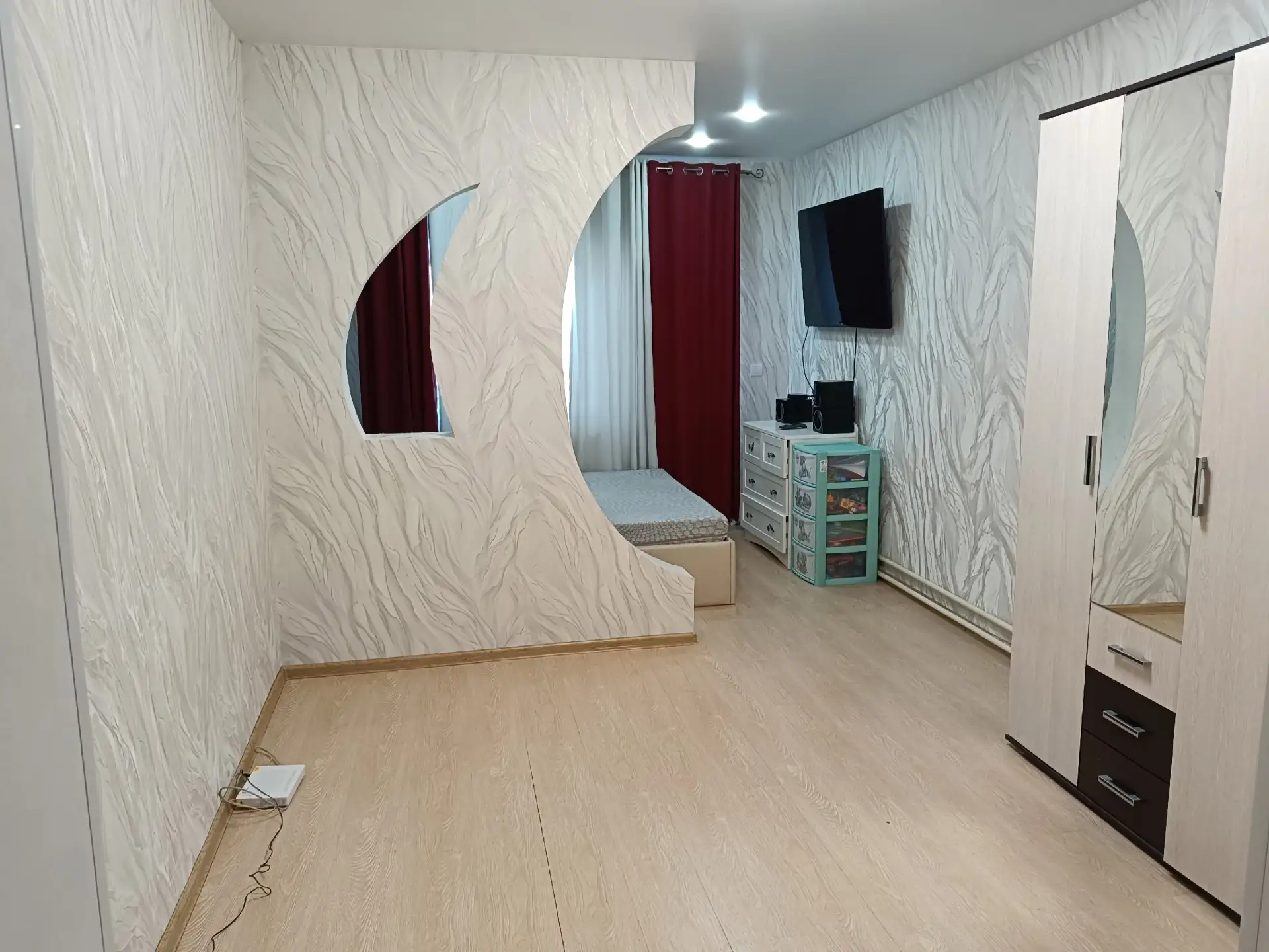 Продаётся 1 комнатная квартира 45.2 кв. м., есть балкон и гардеробная. Квартира  тёплая...