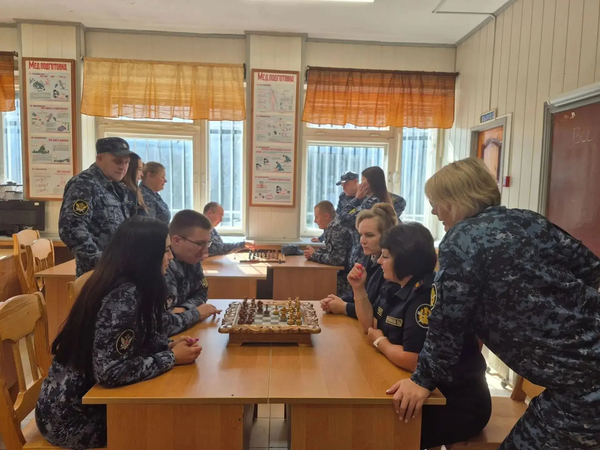 «Эстафета поколений»: в ИК-9 прошёл шахматный турнир между сотрудниками и ветеранами УИС