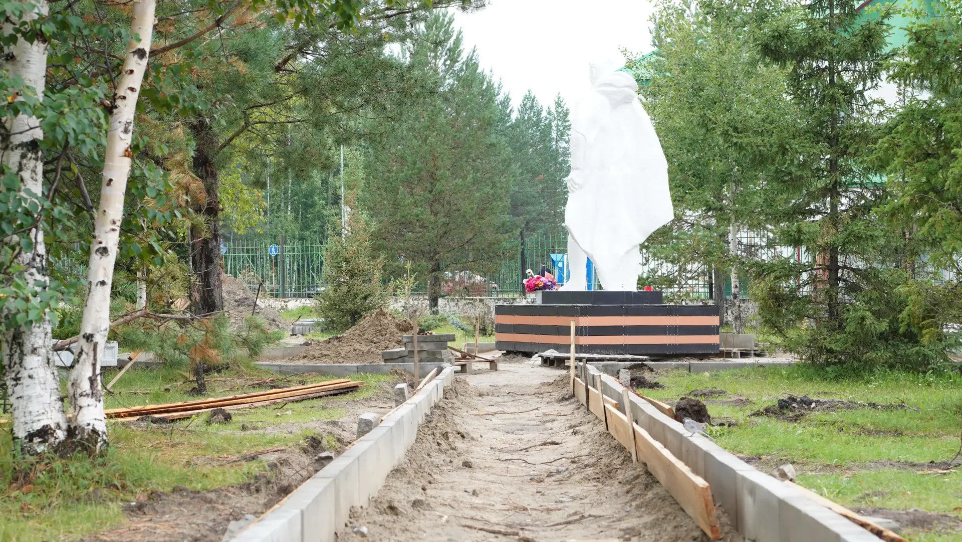 Провел выездное рабочее совещание в Высоком. К Андрею Олейнику, заместителю председател...