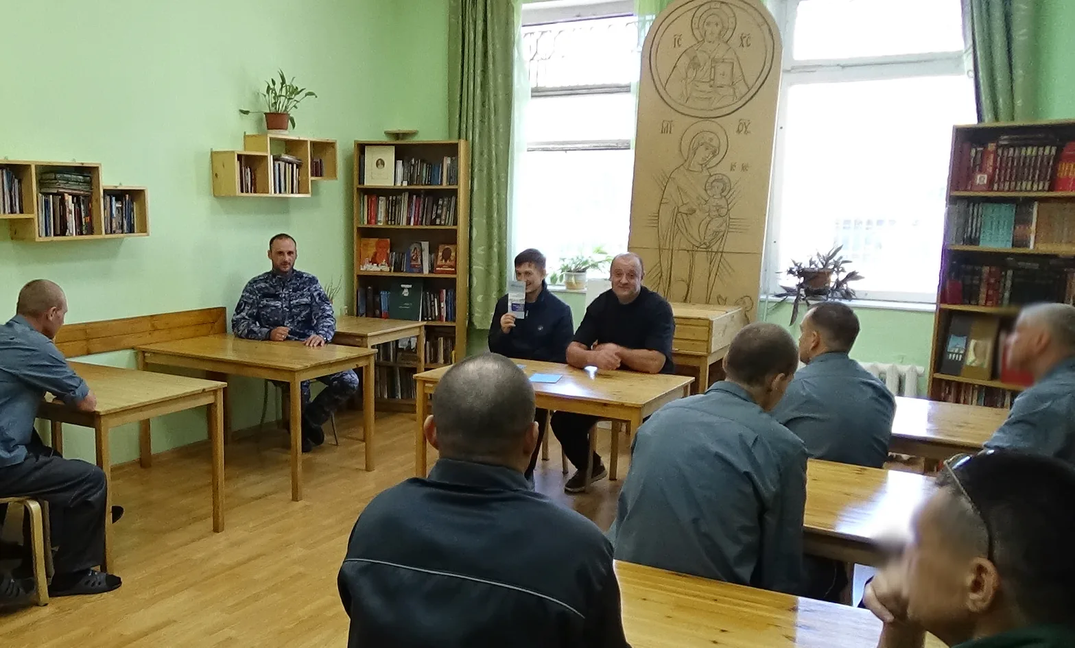 В СИЗО-1 ГУФСИН с осужденными провели профилактическую беседу о вреде наркомании и алко...