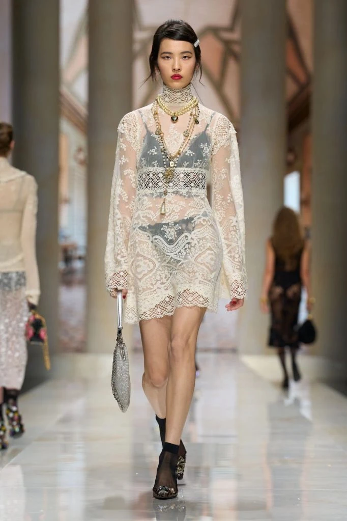 🤍🖤 Прозрачность и контрасты в стиле Dolce & Gabbana