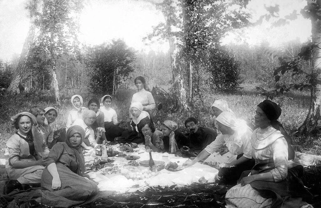 Выезды в праздники на природу – неотъемлемая черта быта городской интеллигенции начала XX века. Живо
