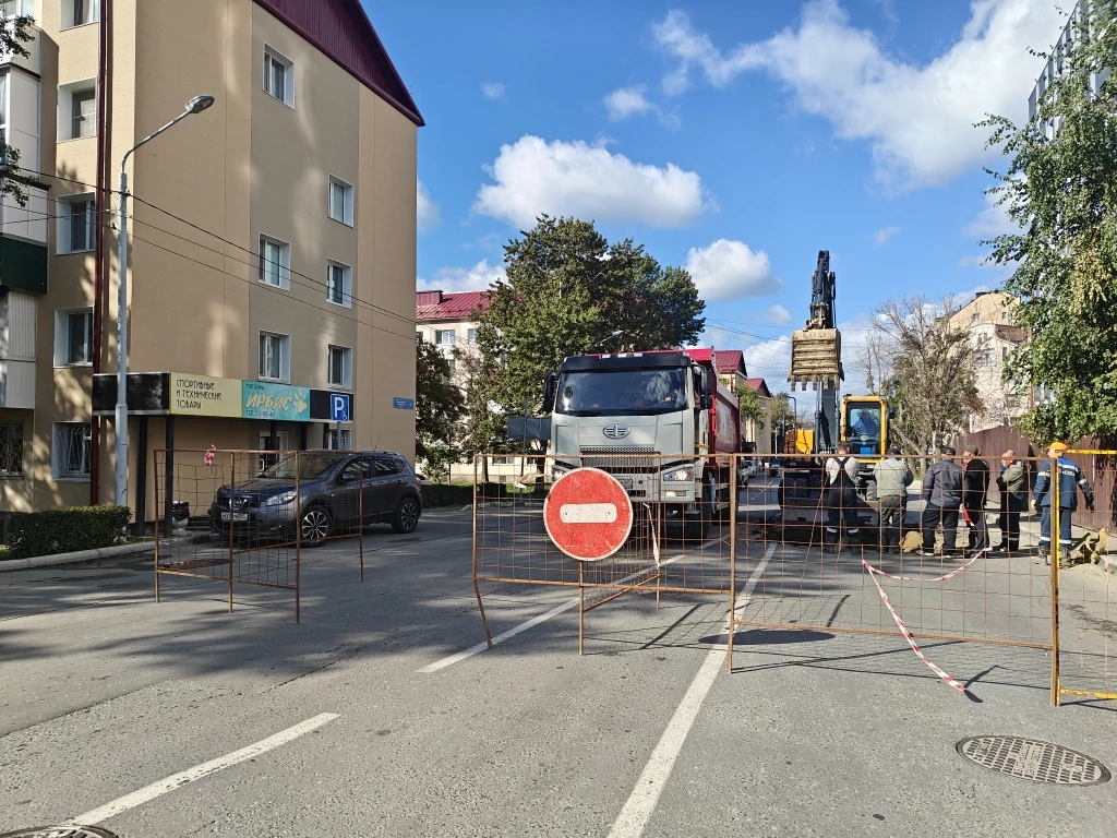 🛠️ Работы в районе дома №51 на ул.Поповича продолжаются. Проезжая часть закрыта для дв...