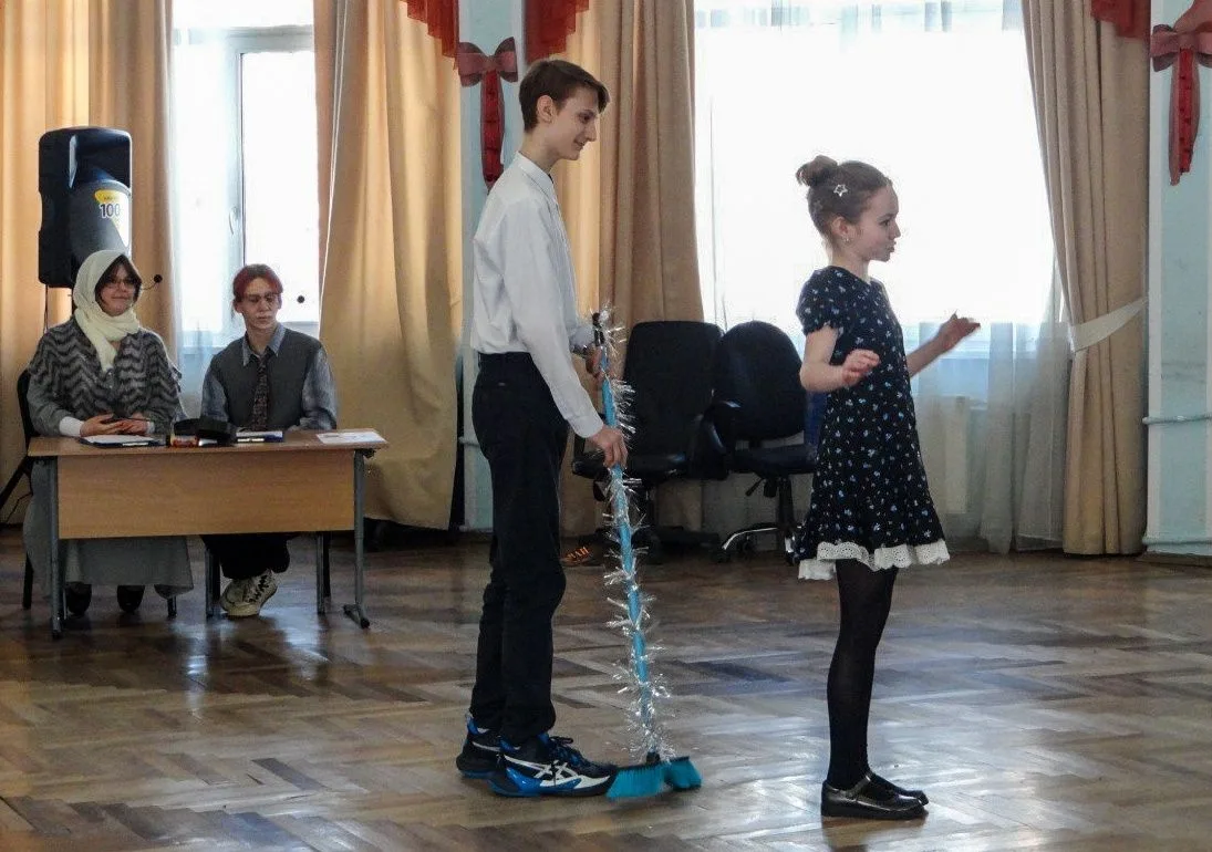 Парад звёзд в нашей школе!🌟 Чем завершить весеннюю предпраздничную неделю? Конечно, ярким концертом!