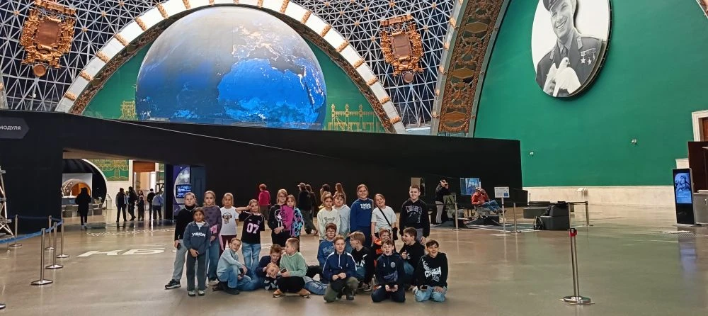 Сегодня наши 3г и 4г классы побывали в центре «Космонавтика и авиация» на ВДНХ. Очень насыщенная и п