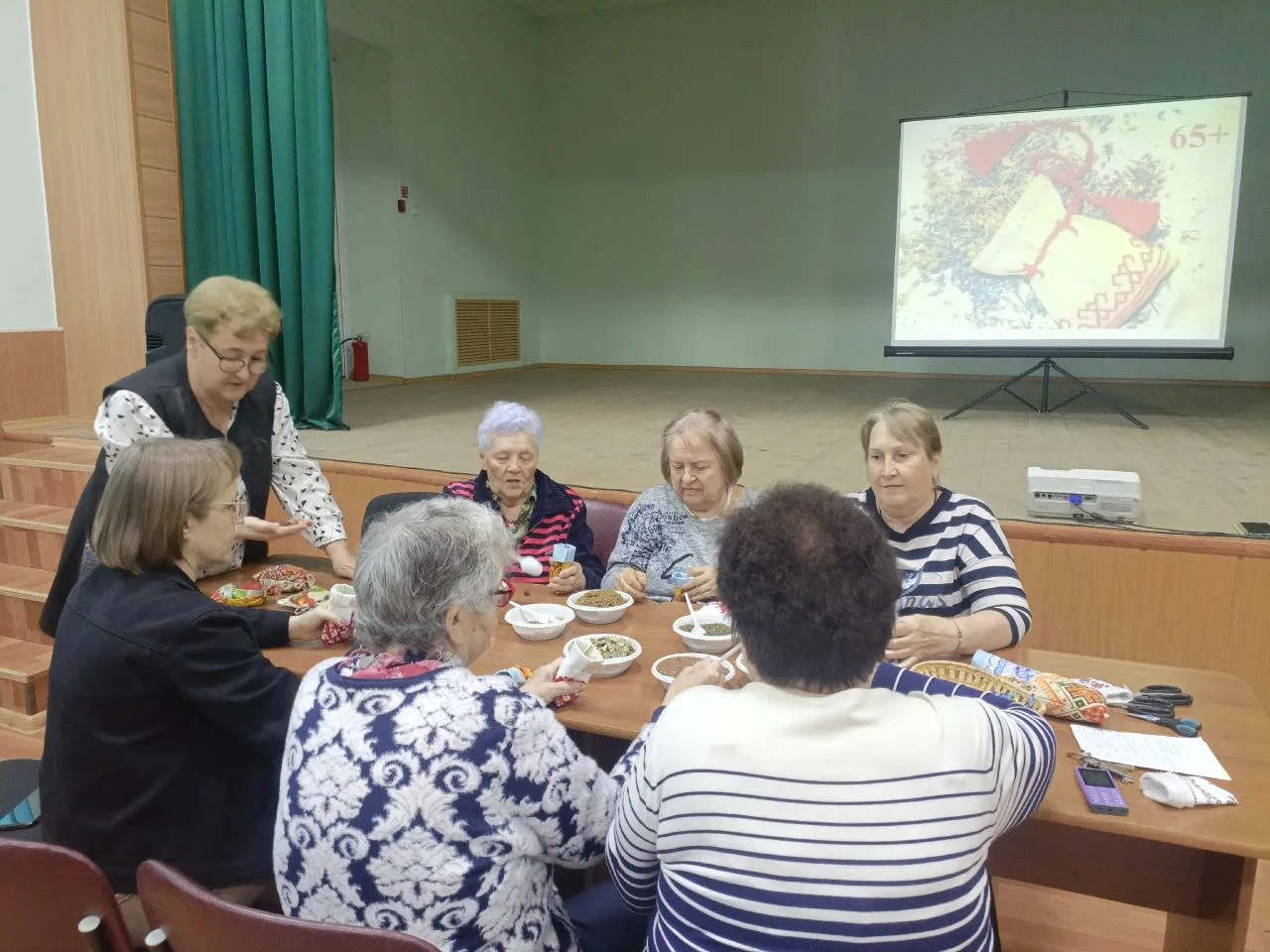 📅 В рамках программы «Активное долголетие» в Молодежном Доме культуры прошел мастер-кл...