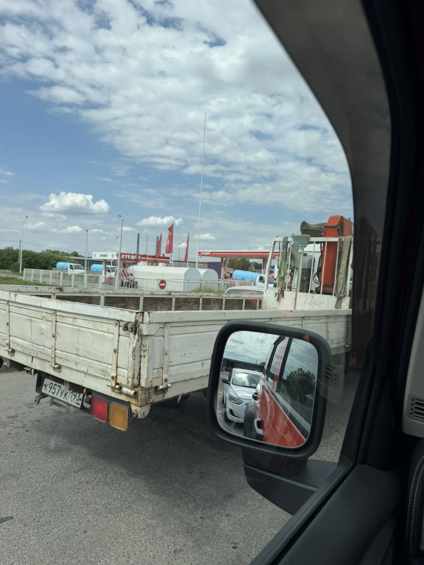 А вот в посёлке Мостовском есть небольшая очередь. И 95-го нет. 

Уже скоро Карачаево-Черкесия, куда