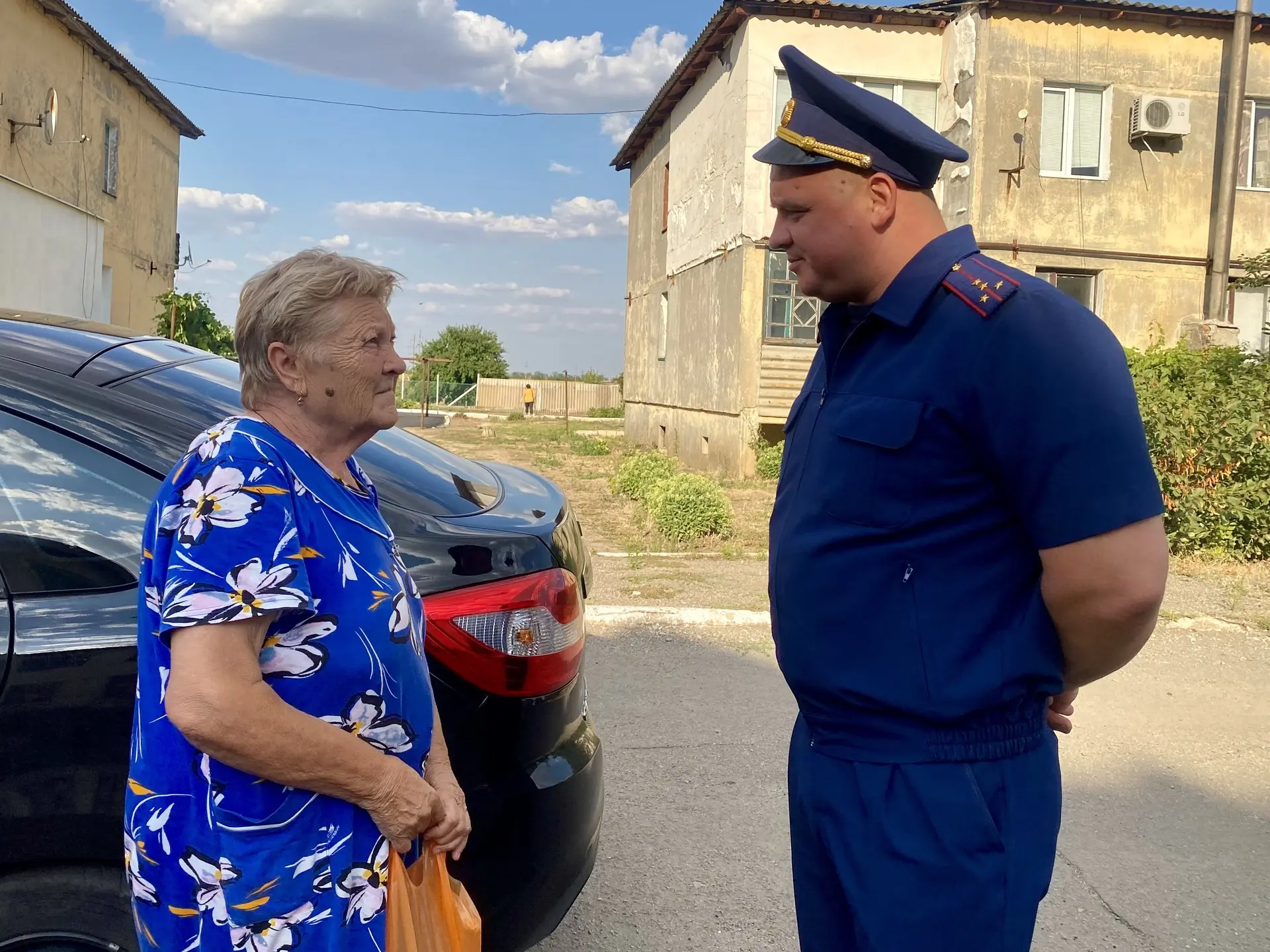 Офицеры регионального управления продолжают оказывать помощь местным жителям