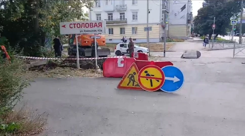 На Алюминиевой 22 устраняют последствия гидравлических испытаний на трассе. Место повре...
