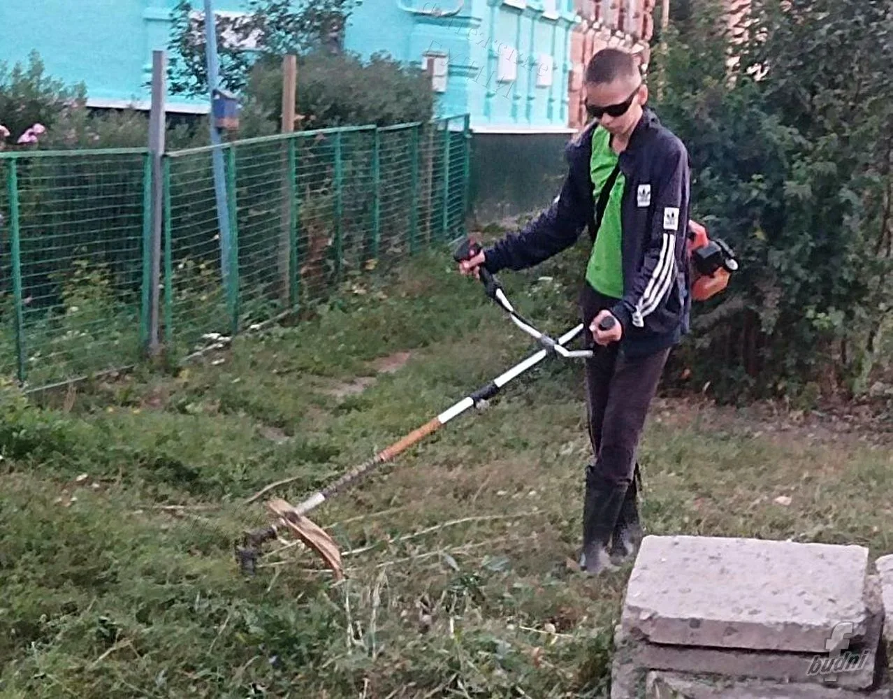 Тринадцатилетний Кирилл на летние каникулы приезжает в гости к бабушке и дедушке в Фате...