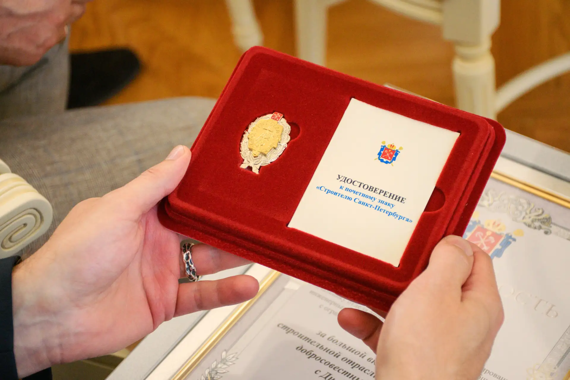 В преддверии Дня строителя торжественно наградили лучших специалистов.