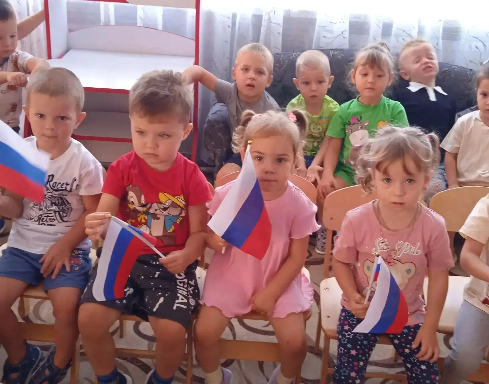 В группе "Подсолнушки" прошло занятие " День флага".  Цель: познакомить детей с флагом ...