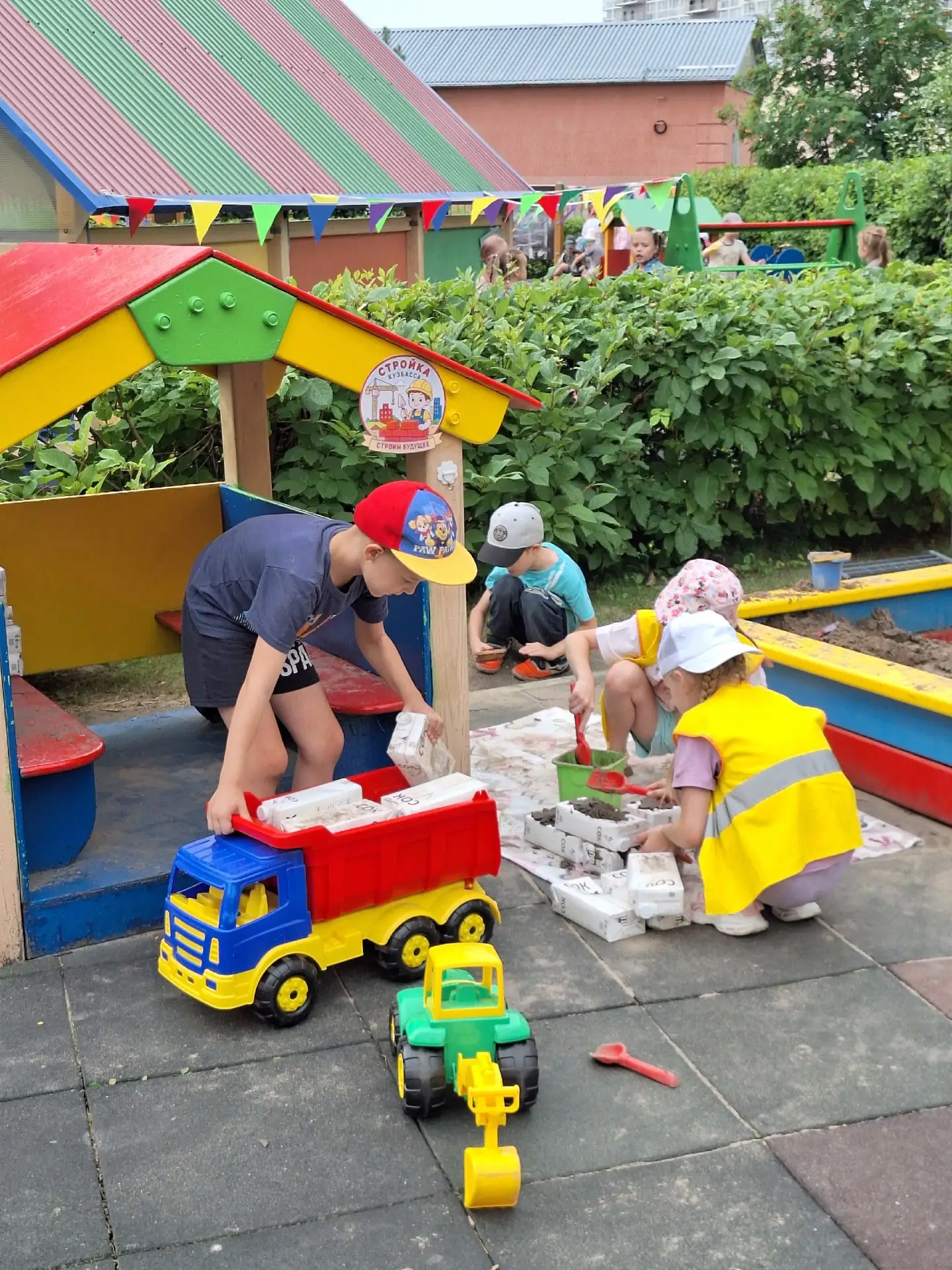 🏗️ Знакомимся с профессиями Кузбасса! 🏗️

🌈 В группе «Чудесная радуга» началось увлекательное пут