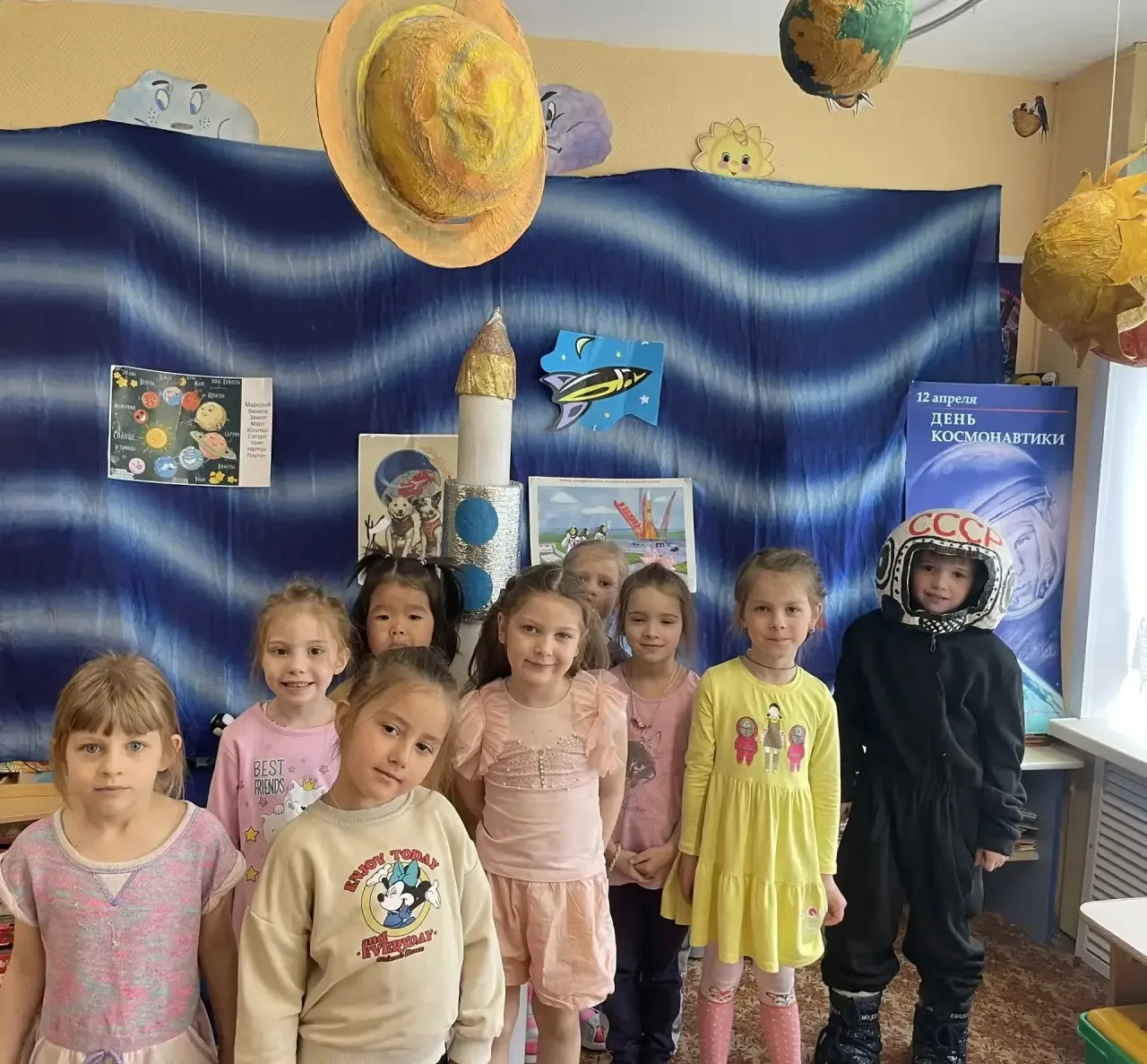 🚀 Неделя космонавтики у наших малышей — полёт проходит успешно!   🌠 Они рисуют далёкие планеты, изуч