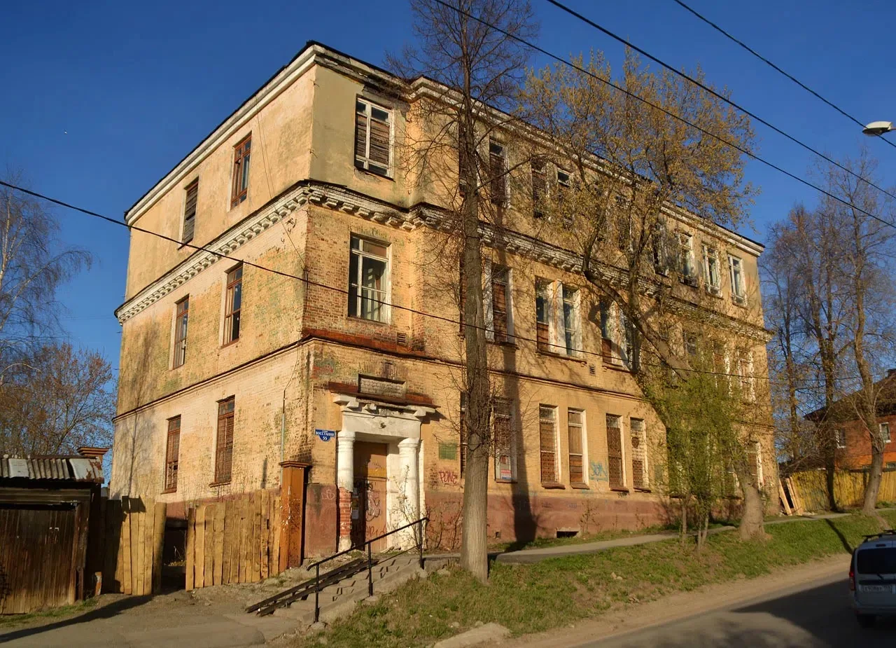 Бывшее здание школы №47 на улице Восстания (Томиловская), 55.
Памятник архитектуры и памятник истори