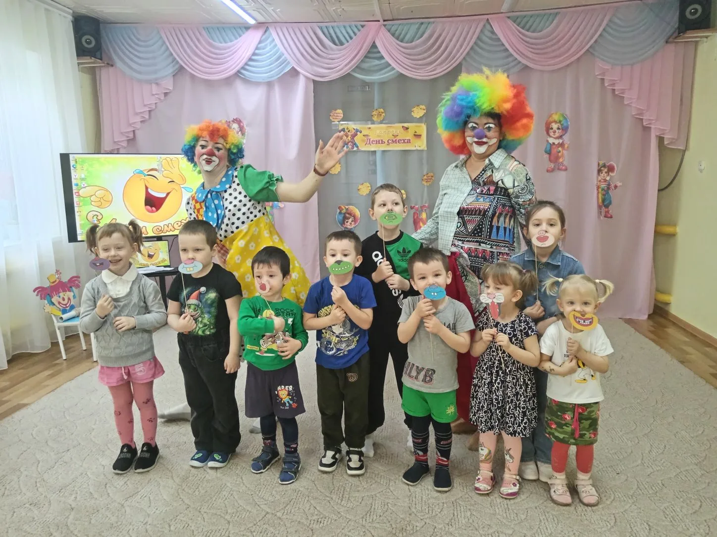 Нам живется лучше всех,