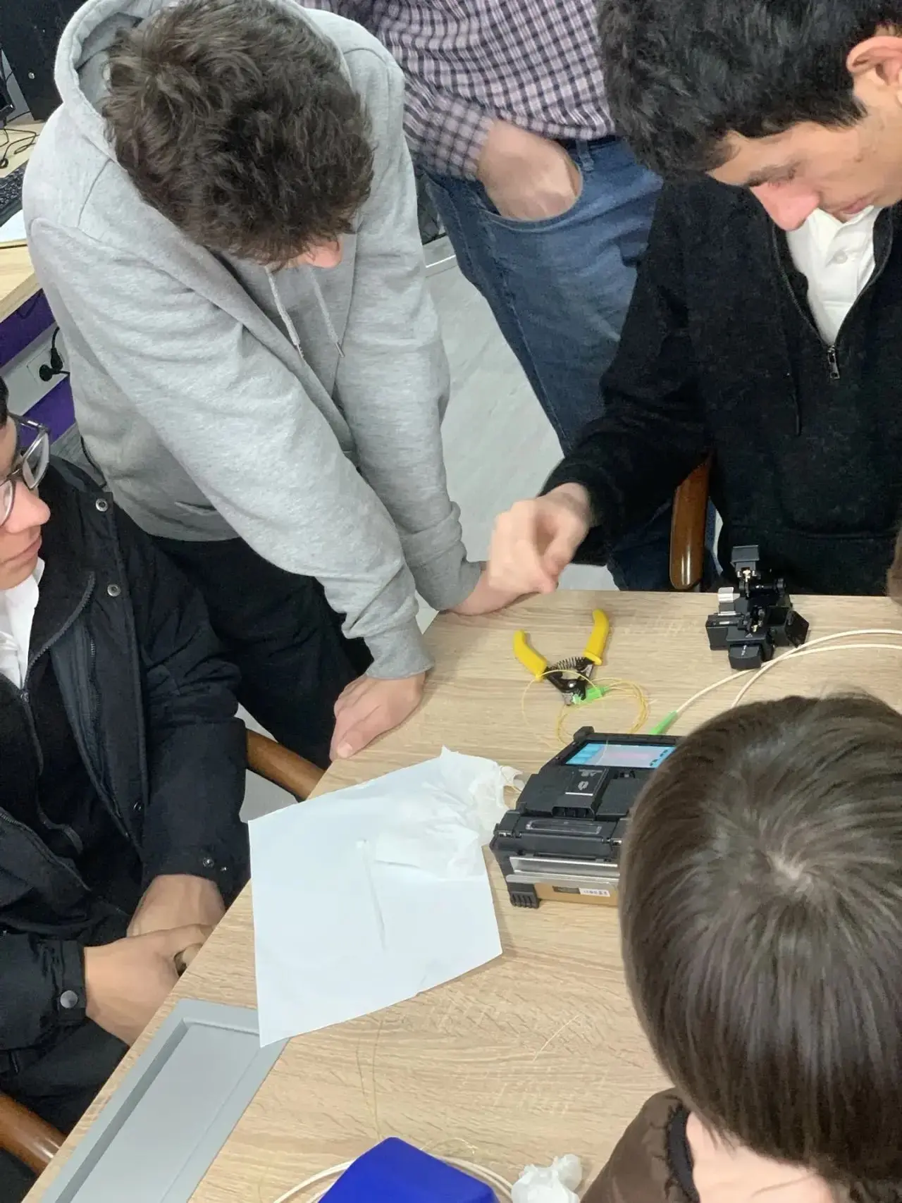 Наши студенты осваивают мастерство сварки оптоволокна в ПАО "Ростелеком" В рамках визита в филиал ПА