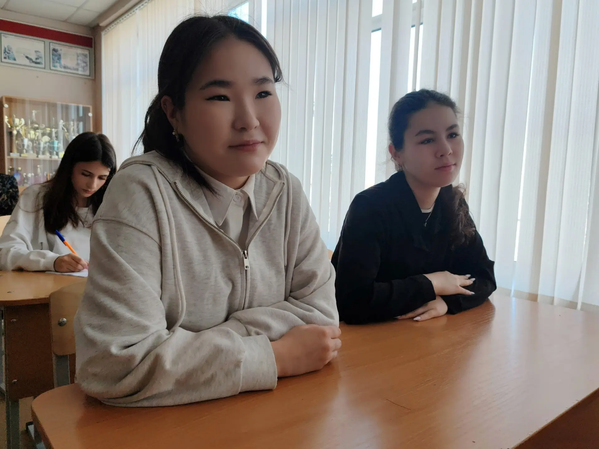 ✨ Учебная неделя в нашей школе началась с торжественной церемонии поднятия флага. Это стало доброй т