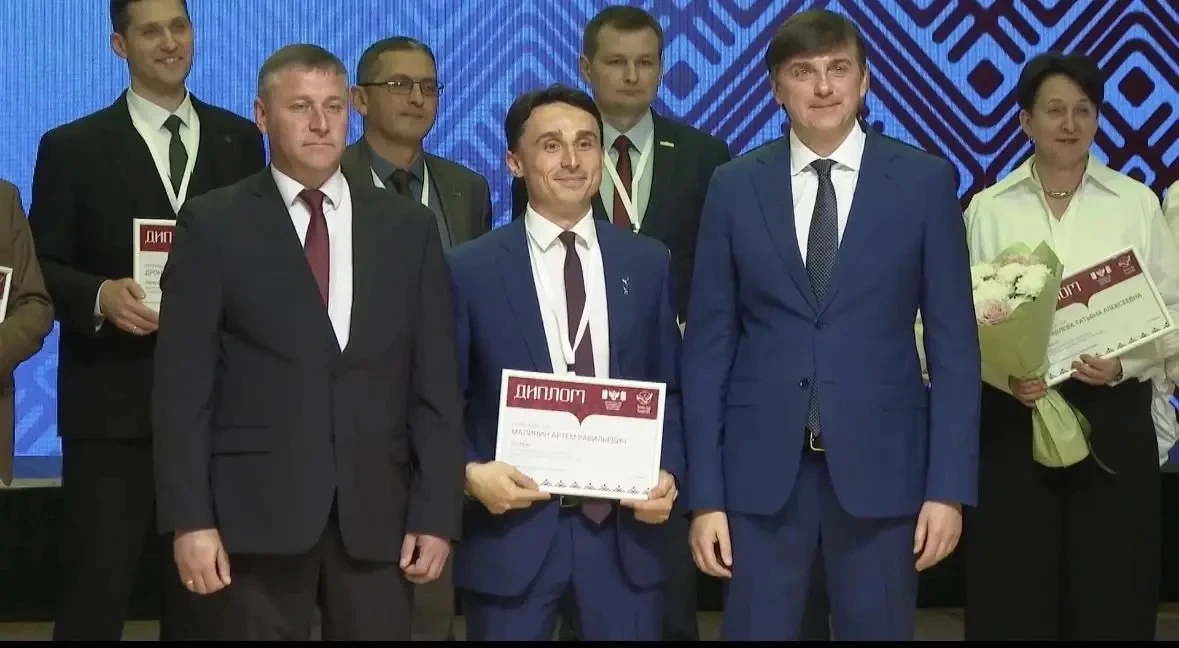 Артём Равильевич вошел в 20ку лучших учителей России!!! Поздравляем! Гордимся!!!!