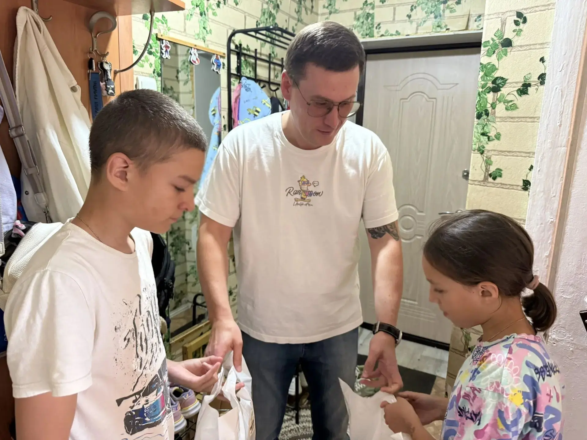 🎒 Рюкзаки, канцтовары и сертификаты: помощь семьям к 1 сентября