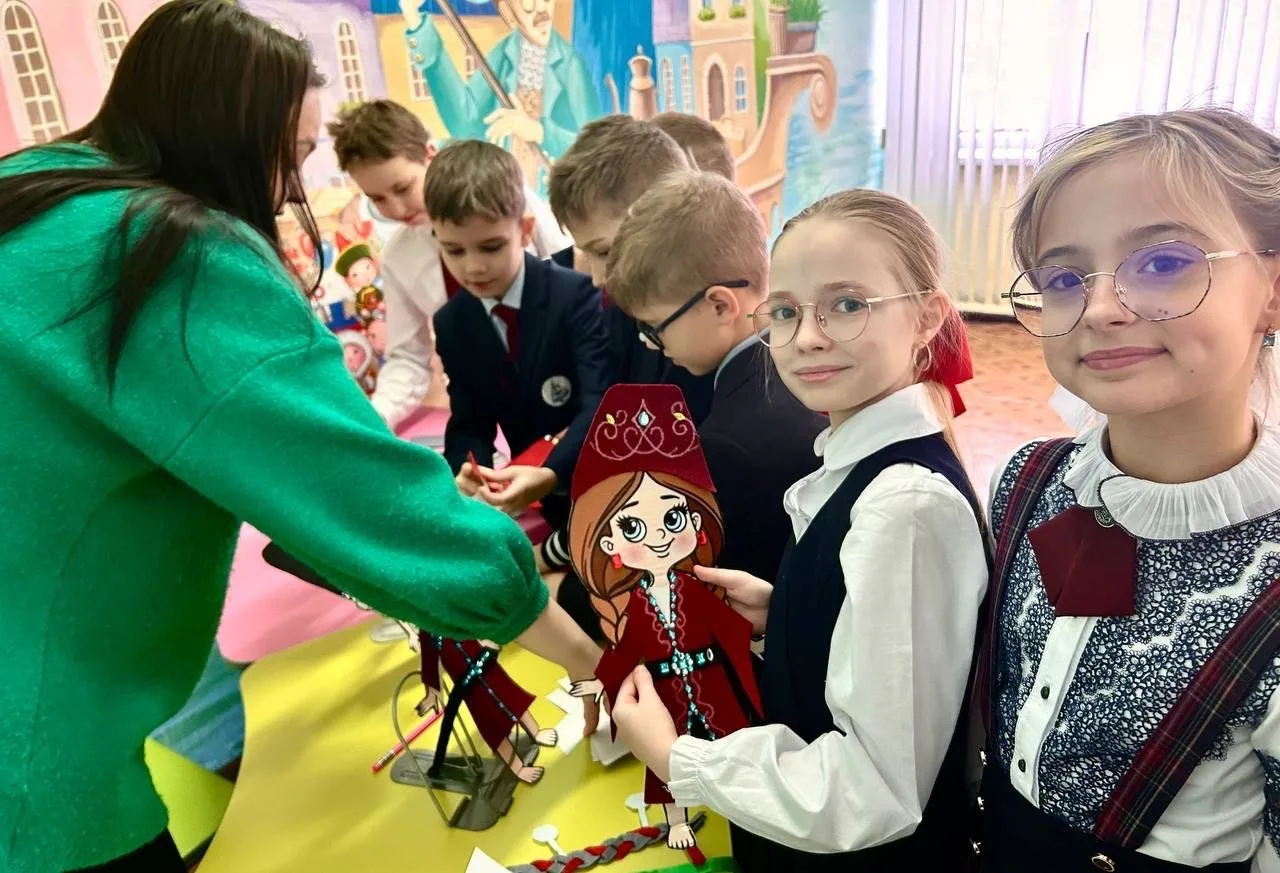 🇷🇺Ученики 3 «Б» класса открыли Год единства народов мероприятием «Многоликая Россия», проведенным дл