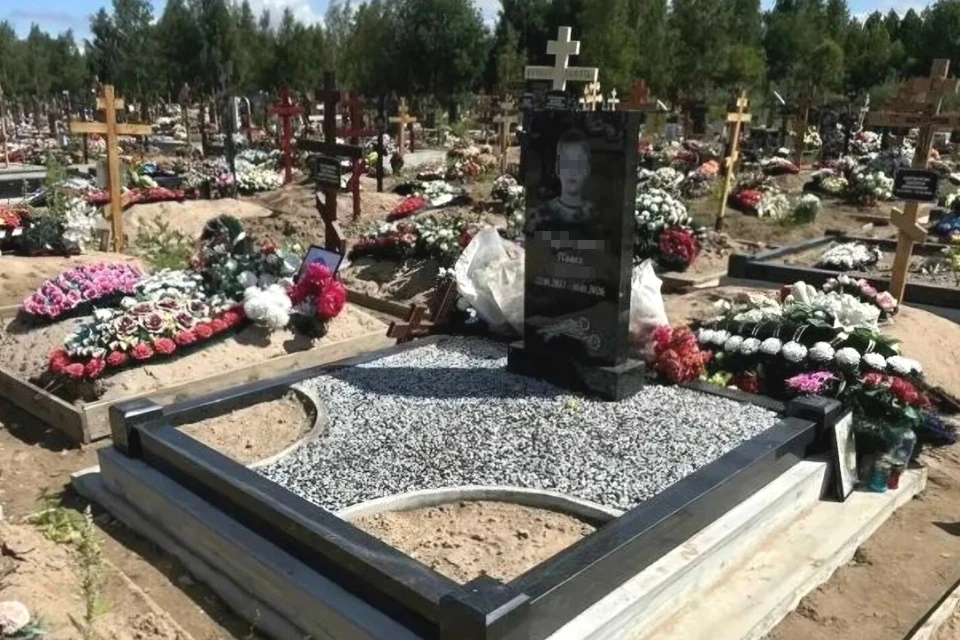«Мы никогда тебя не забудем»: На могиле 9-летнего Паши из Петербурга, которого убил пед...