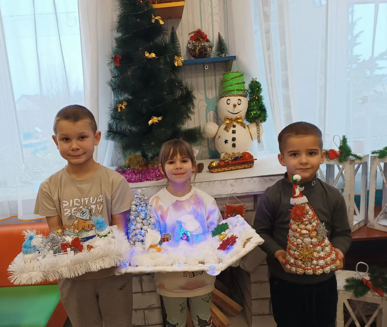 Накануне Нового Года в нашем детском саду "Машенька"проходила выставка новогодних подел...