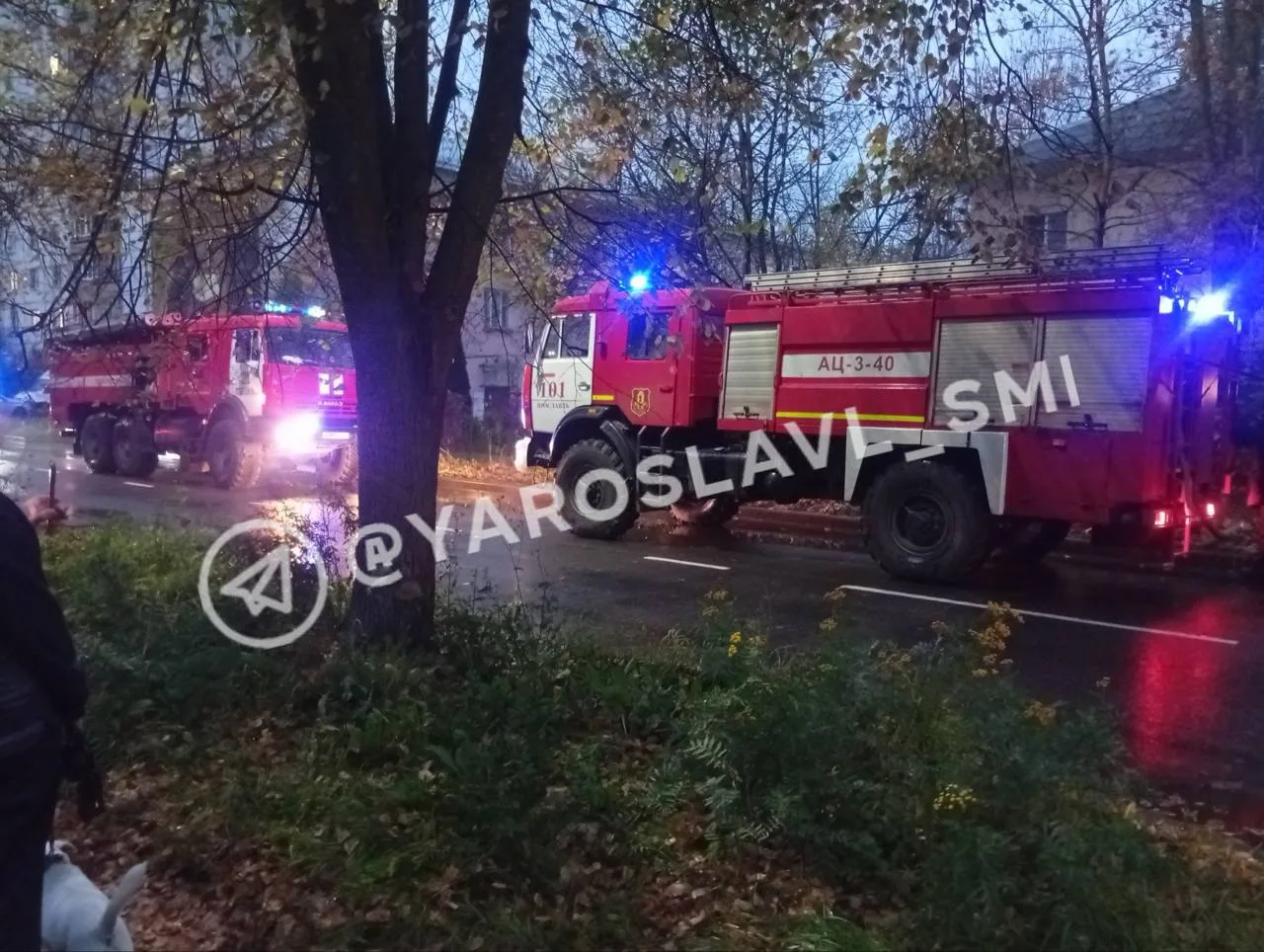 Несколько пожарных машин прибыли к горящему заброшенному интернату на Спортивной. Сейча...