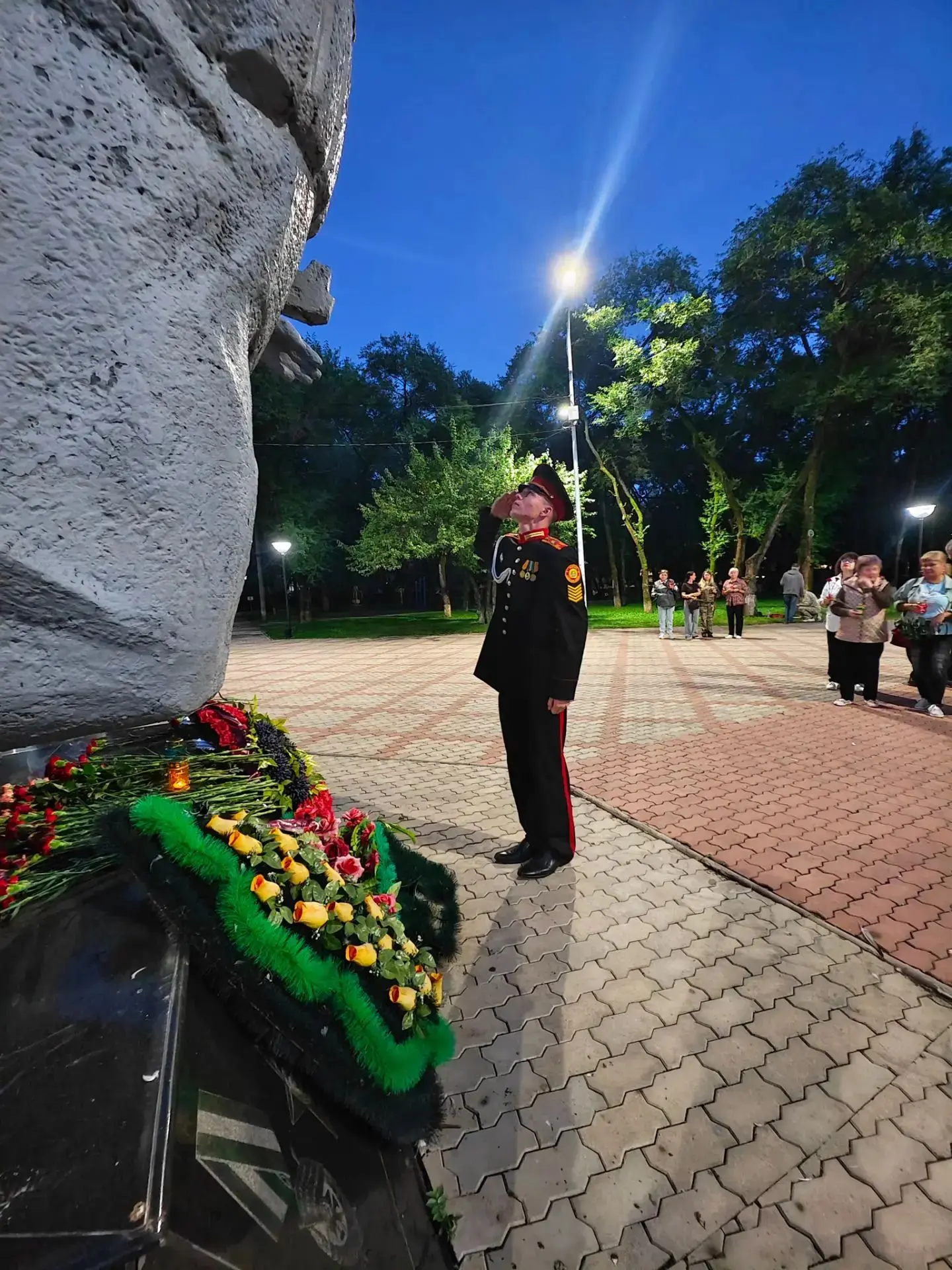 🕯️«Свеча памяти» в Благовещенске: воспитанники Амурского кадетского корпуса зажгли ого...