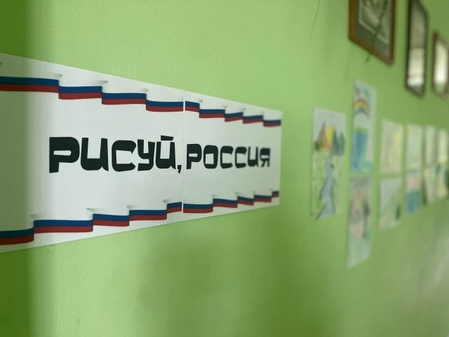🎨 В преддверии праздника «Орлята России» оформили пространство своими работами, приняв участие в ак