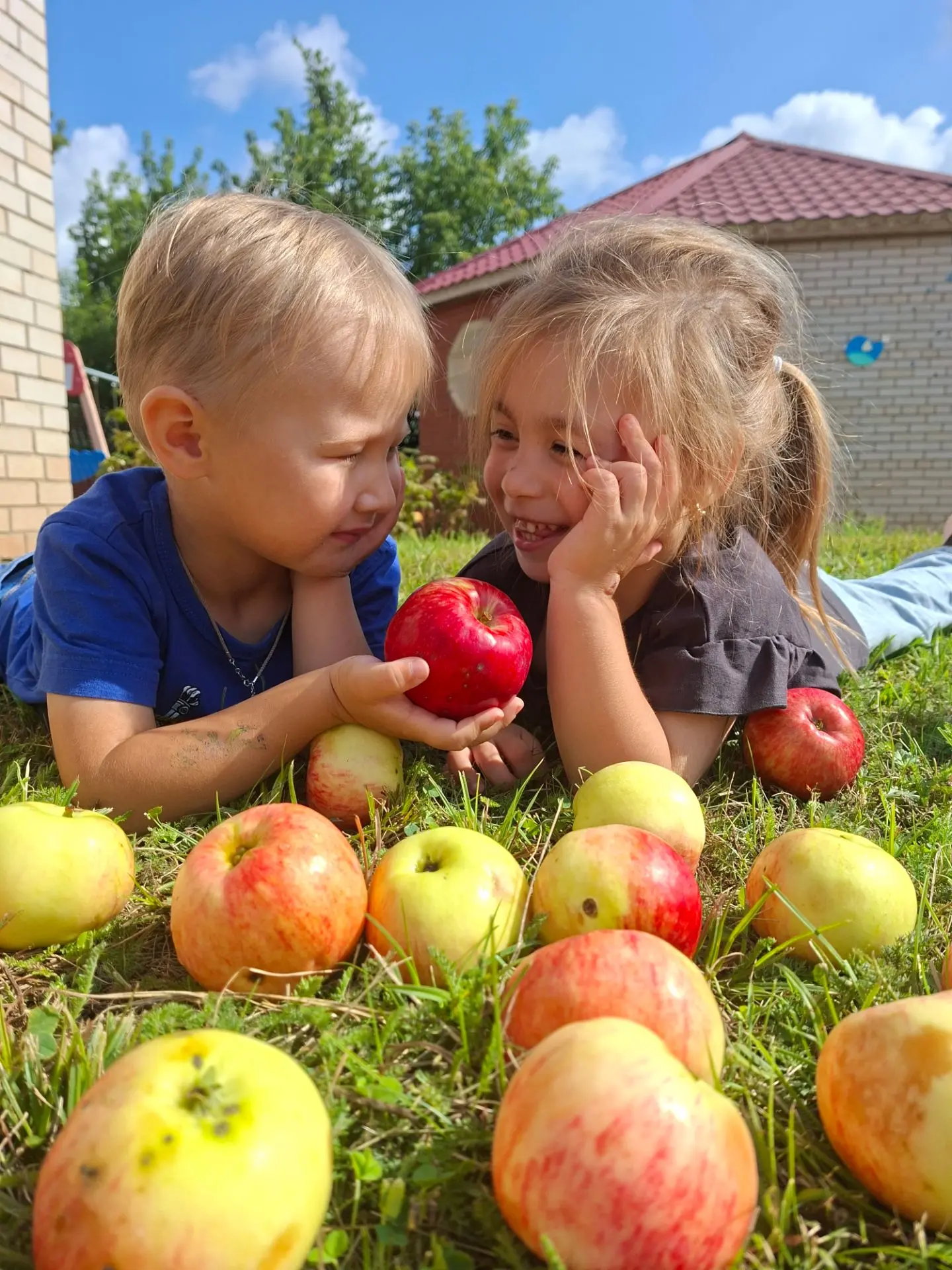 Маленькие ручки, большие корзины и много-много смеха. Наша яблочная фотосессия удалась ...