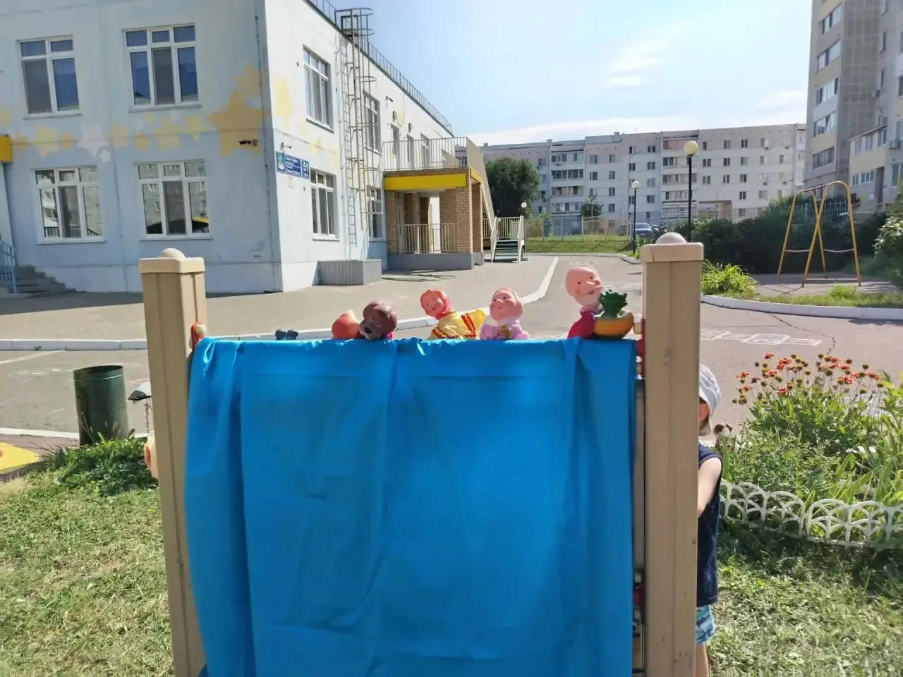 Как оживить обычную прогулку с помощью кукольного театра.