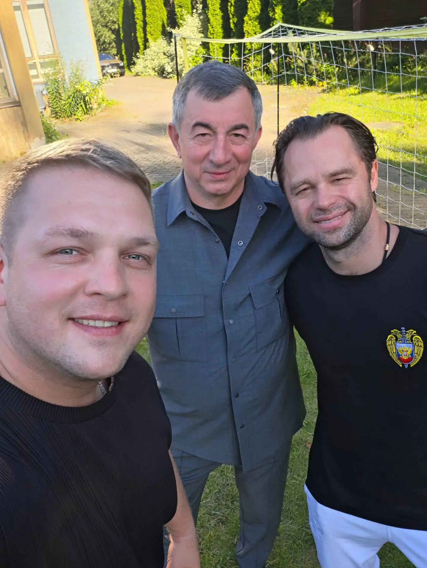 Как же здорово проходят такие дни — в кругу близких друзей, с теплом в каждом разговоре и смехом, ко