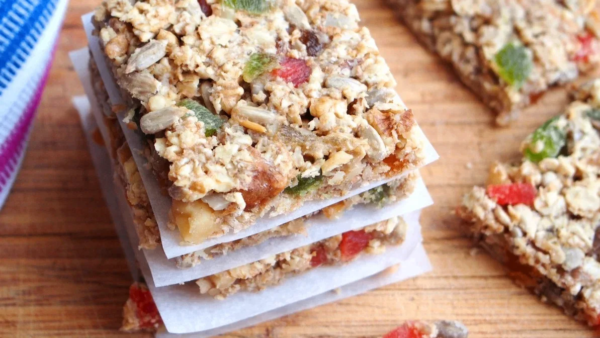 🥣 Гранола с овсяными хлопьями и цукатами — запечённая смесь с грецкими орехами, семечк...