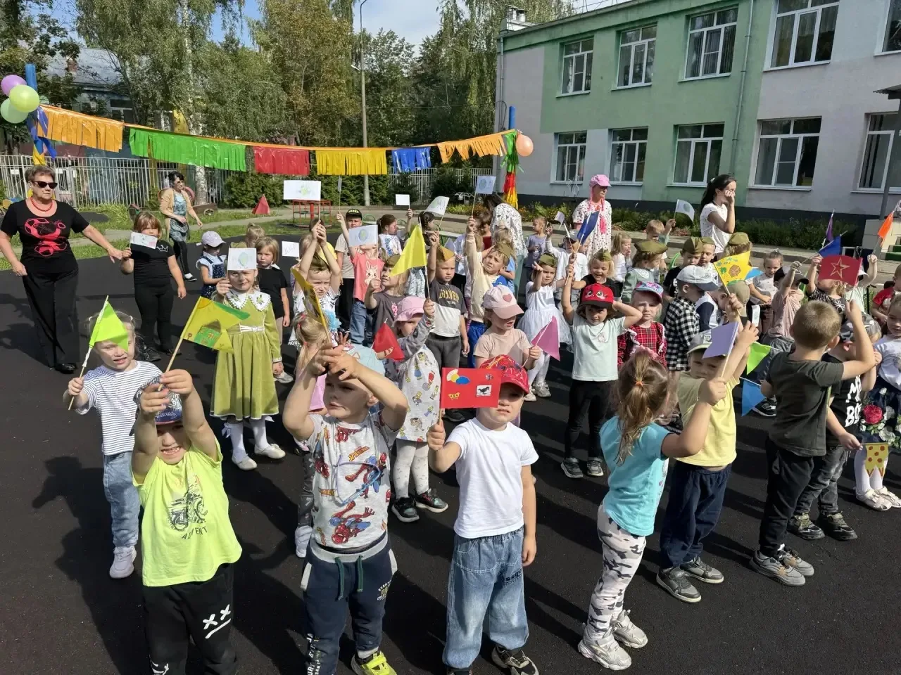 🇷🇺Воспитатели ДО «Малыш» и ДО «Пчелка» вместе с воспитанниками приняли активное участ...