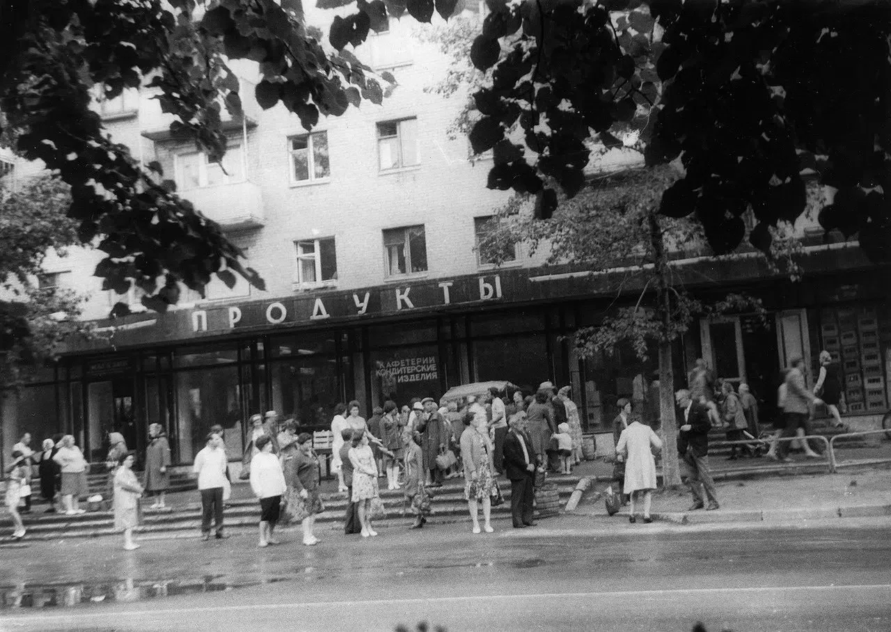 🥤 Стекляшка на Чкалова: легендарный магазин и автобусная остановка в 1972-м