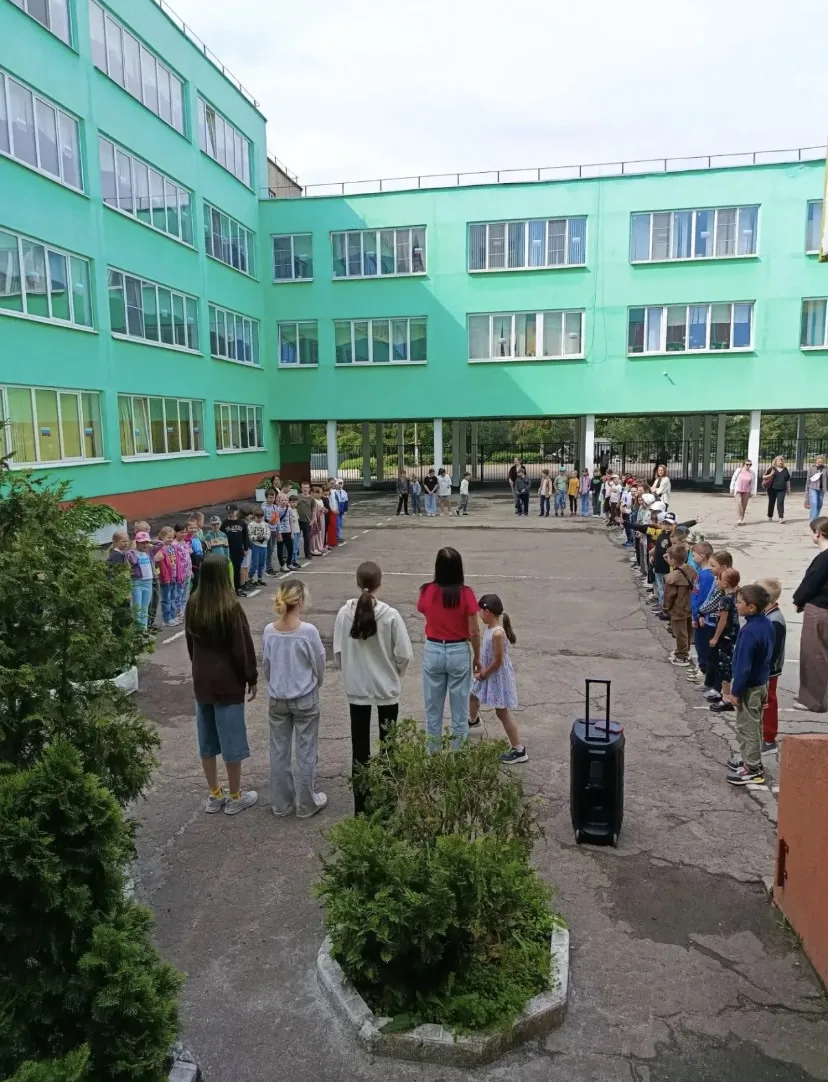 Линейка в школьном лагере открыла тематическую Неделю «Пусть помнят живые, пусть знают потомки», пос