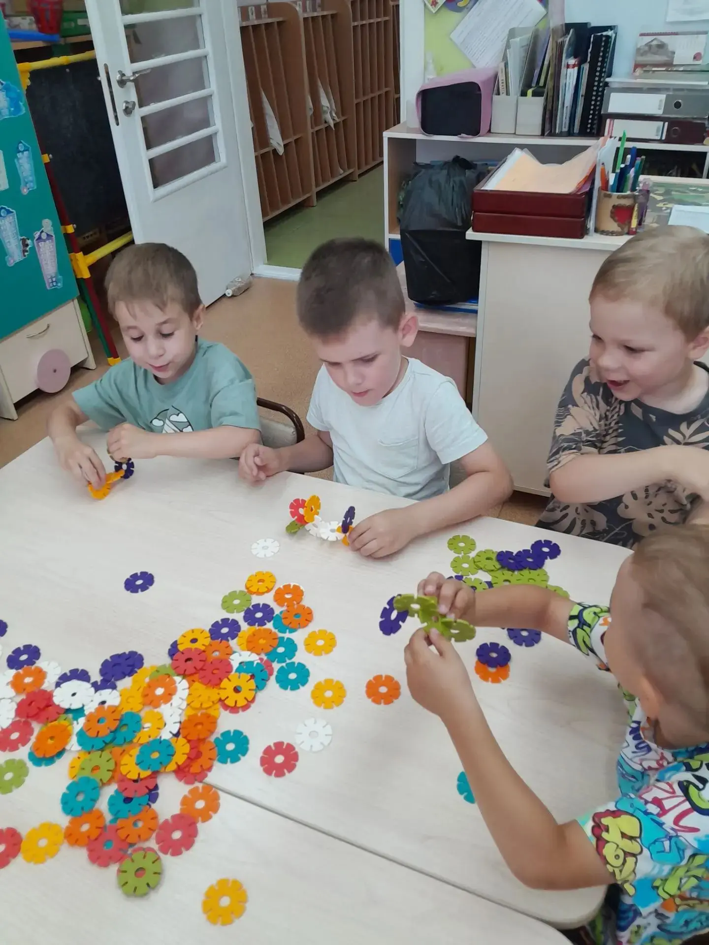 Именно через коллективные игры  малыши учатся договариваться, учитывать чужие желания и чувствовать 