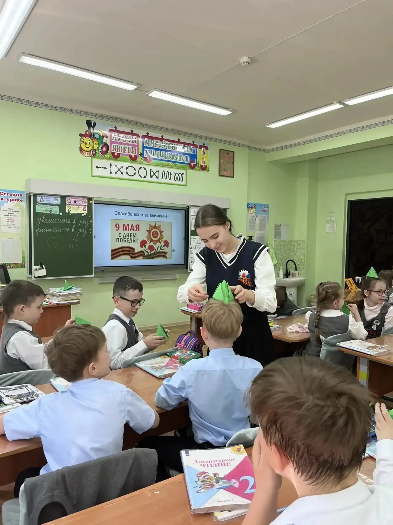 Мастер-класс "Бумажный символ Победы" Депутат ГСУ Полякова Анна провела для учащихся начальных класс