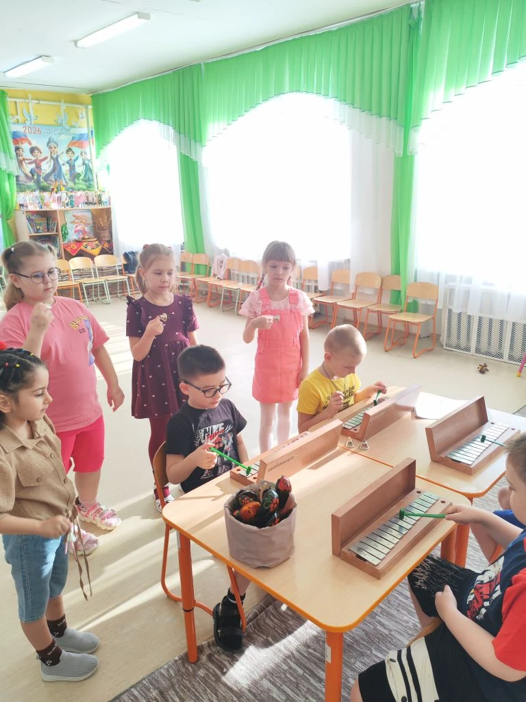 На музыкальном занятии в подготовительной группе ребята с удовольствием знакомились с музыкальными и