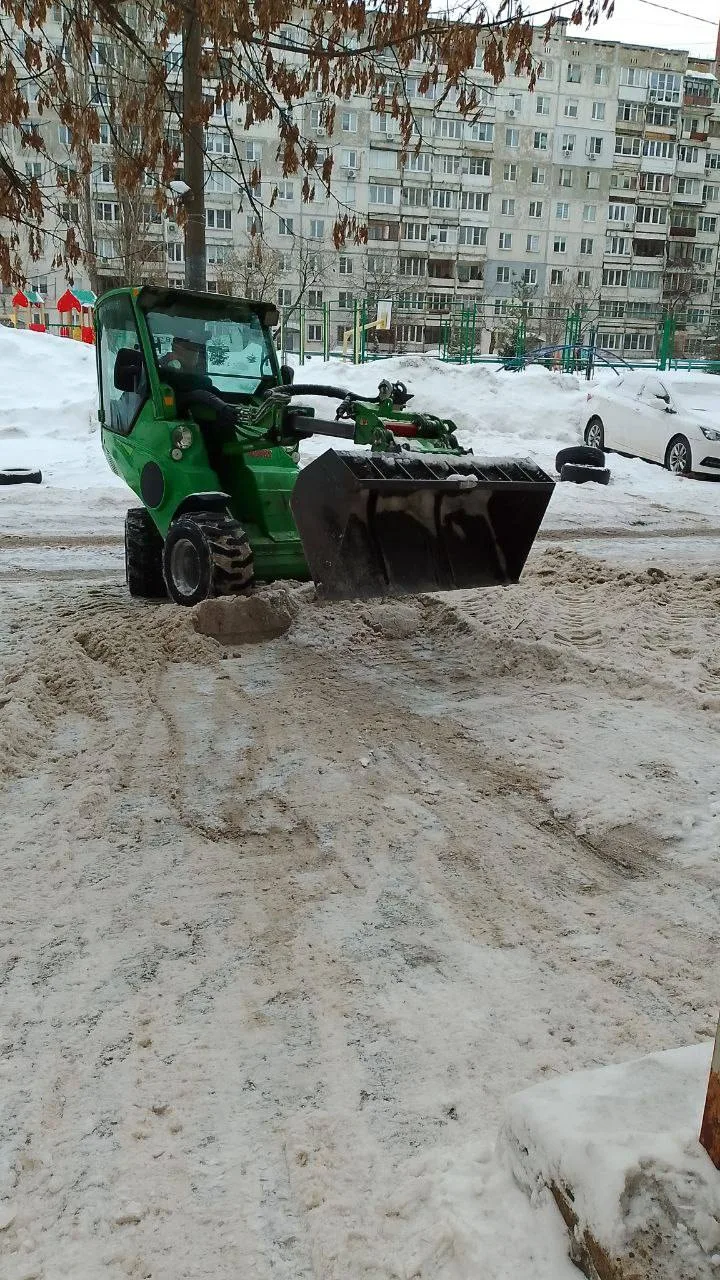 🚜❄ Вчера на ул. Акимова, дом 2 работал мини-трактор.  Этот небольшой, но очень полезный помощник нез