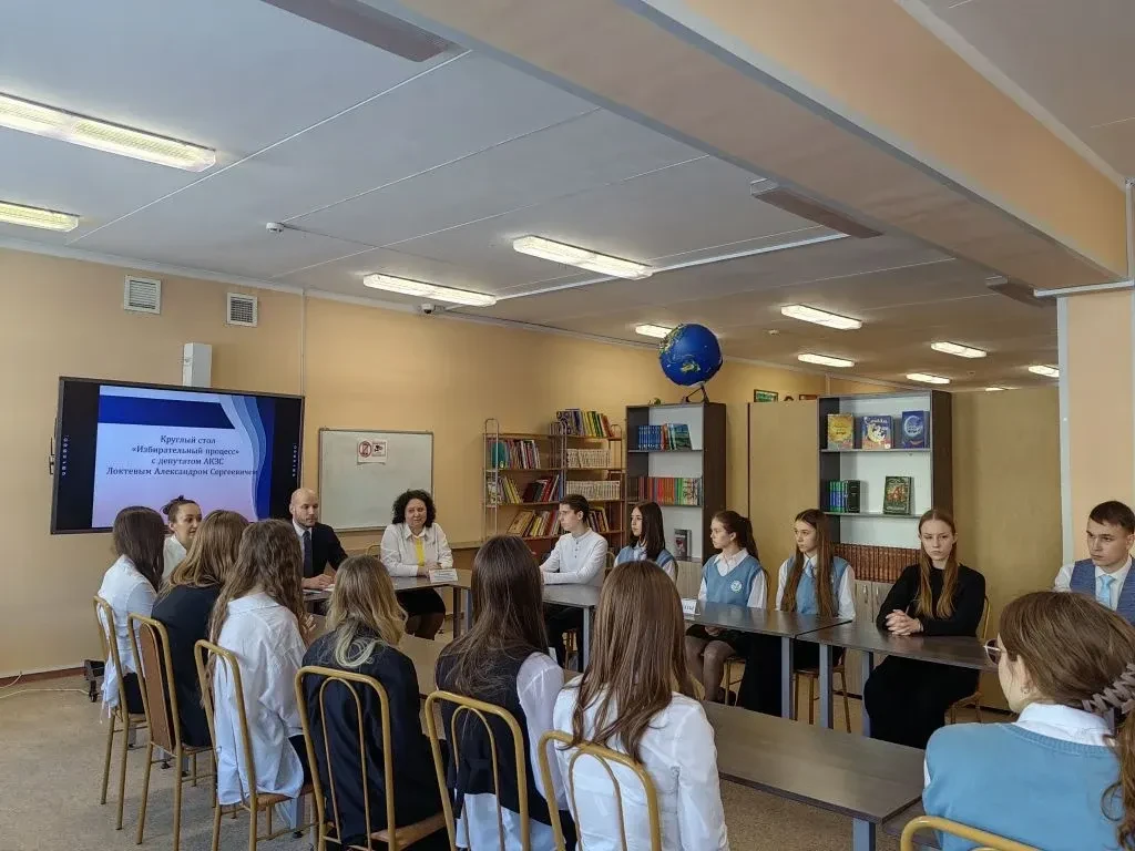 #вшколеинтересно   📌 Деловая игра «Выборы»: встреча с депутатом АКЗС   Сегодня состоялась важная вст