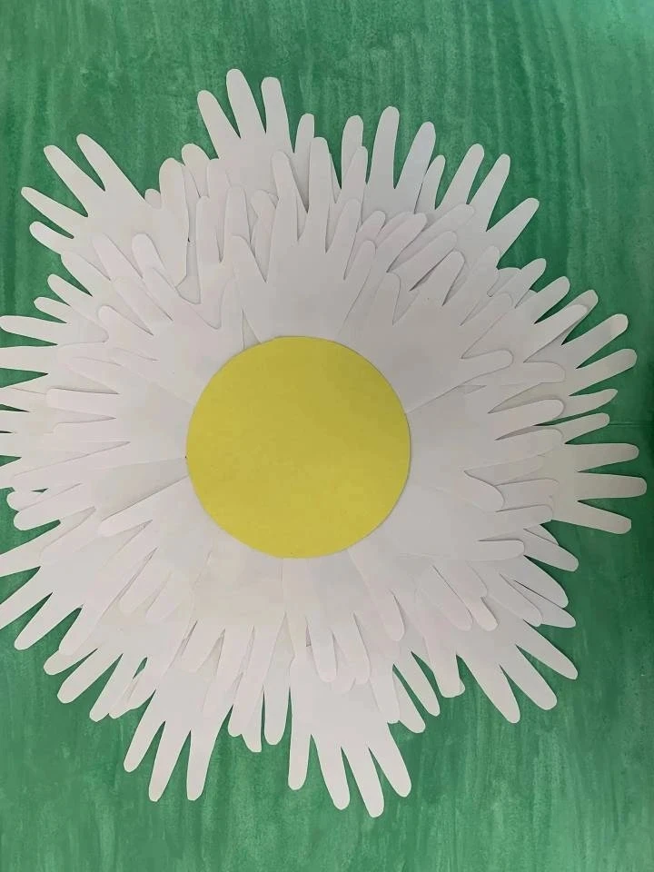 Мама, папа, брат и я —
Это вся моя семья!
Крепкая, красивая,
Самая счастливая.
Праздник нынче наступ