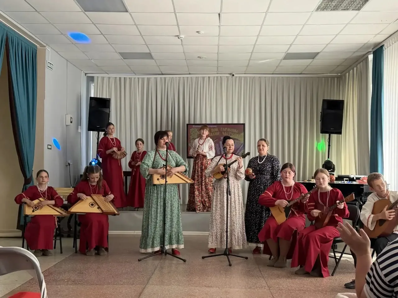 🪗 Фестиваль частушек «Пой, гармонь! Звени, частушка!» был посвящён жанру частушки как ...